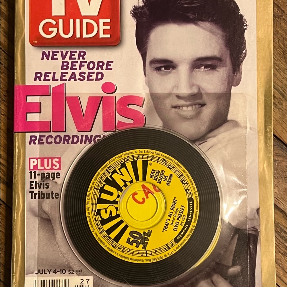 Elvis Presley TV Guide 2004 with Free Sun Collectors Small CD -